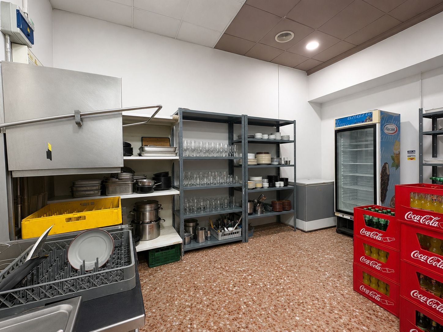 Restaurante completamente equipado con tres locales unidos y capacidad para 102 comensales entre el comedor y las terrazas exteriores