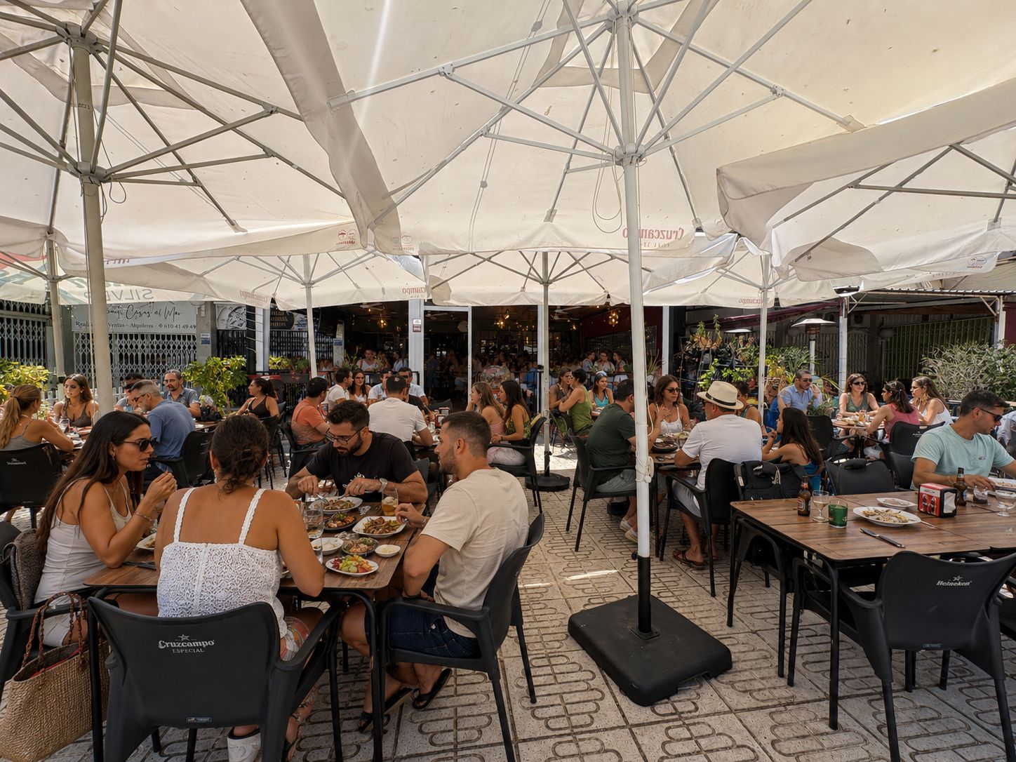 Restaurante completamente equipado con tres locales unidos y capacidad para 102 comensales entre el comedor y las terrazas exteriores