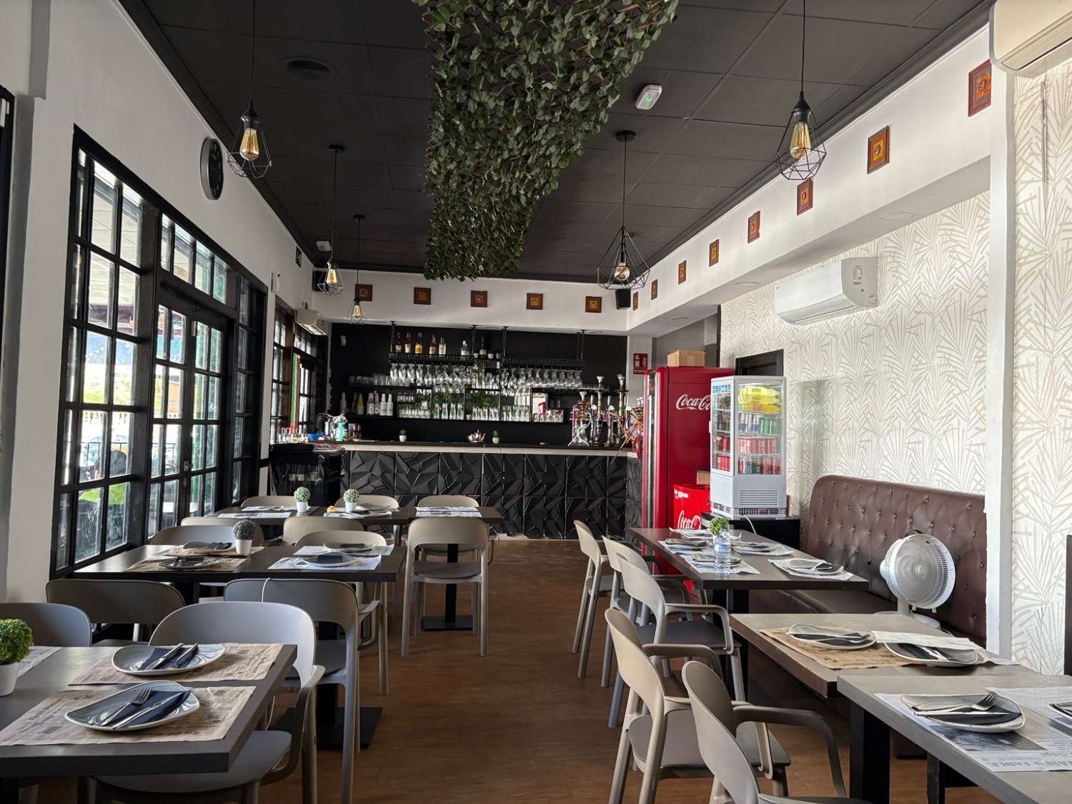 Restaurante completamente equipado con tres locales unidos y capacidad para 102 comensales entre el comedor y las terrazas exteriores