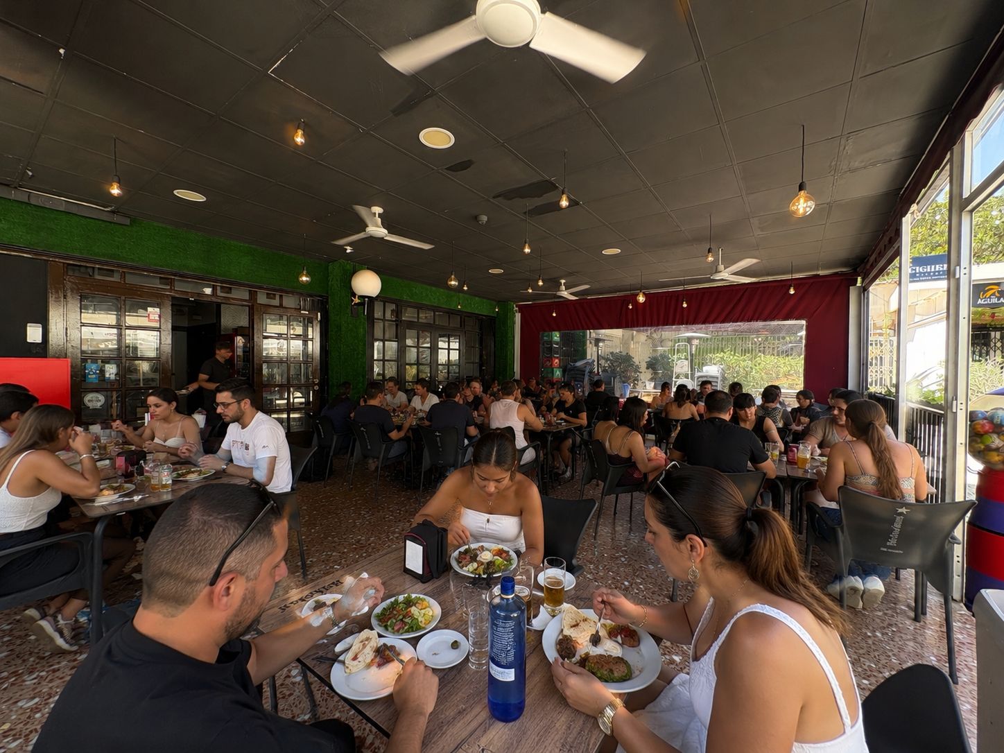 Restaurante completamente equipado con tres locales unidos y capacidad para 102 comensales entre el comedor y las terrazas exteriores