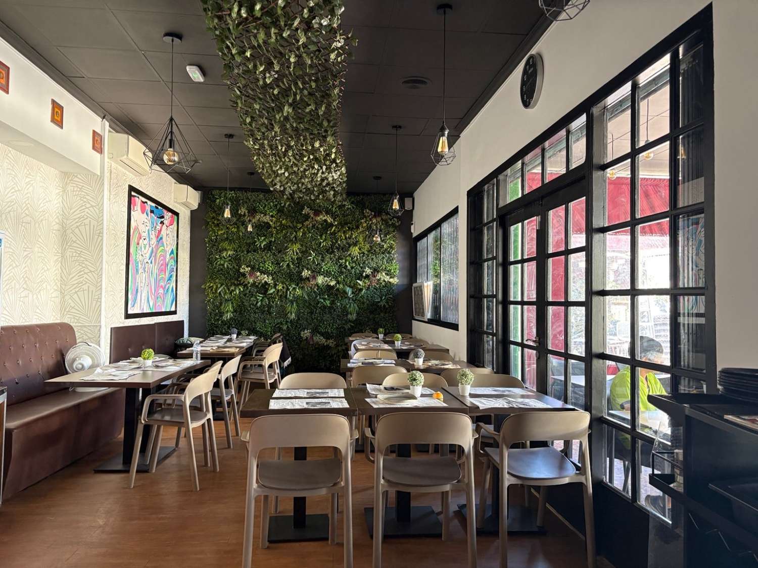 Restaurante completamente equipado con tres locales unidos y capacidad para 102 comensales entre el comedor y las terrazas exteriores