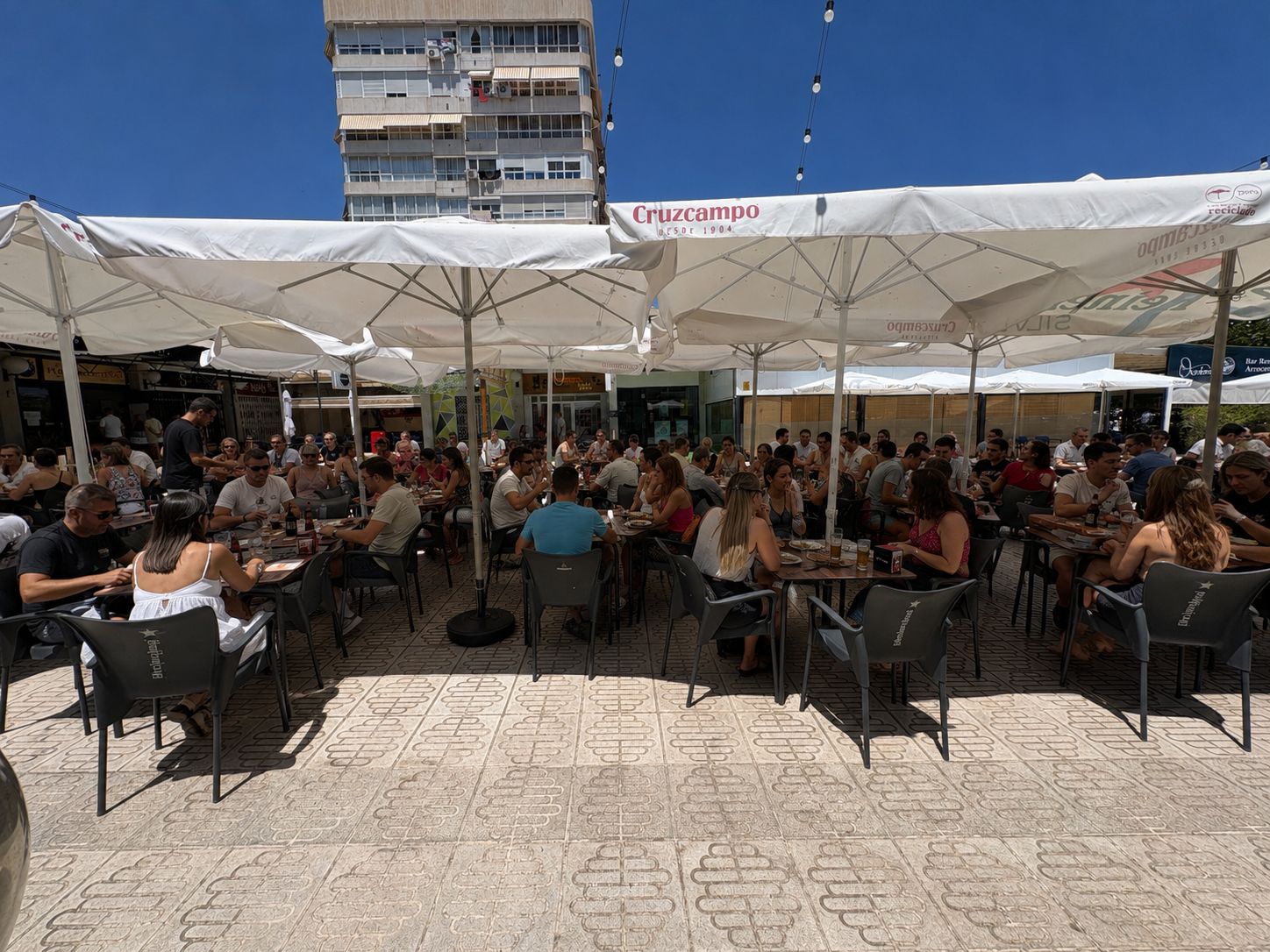 Restaurante completamente equipado con tres locales unidos y capacidad para 102 comensales entre el comedor y las terrazas exteriores