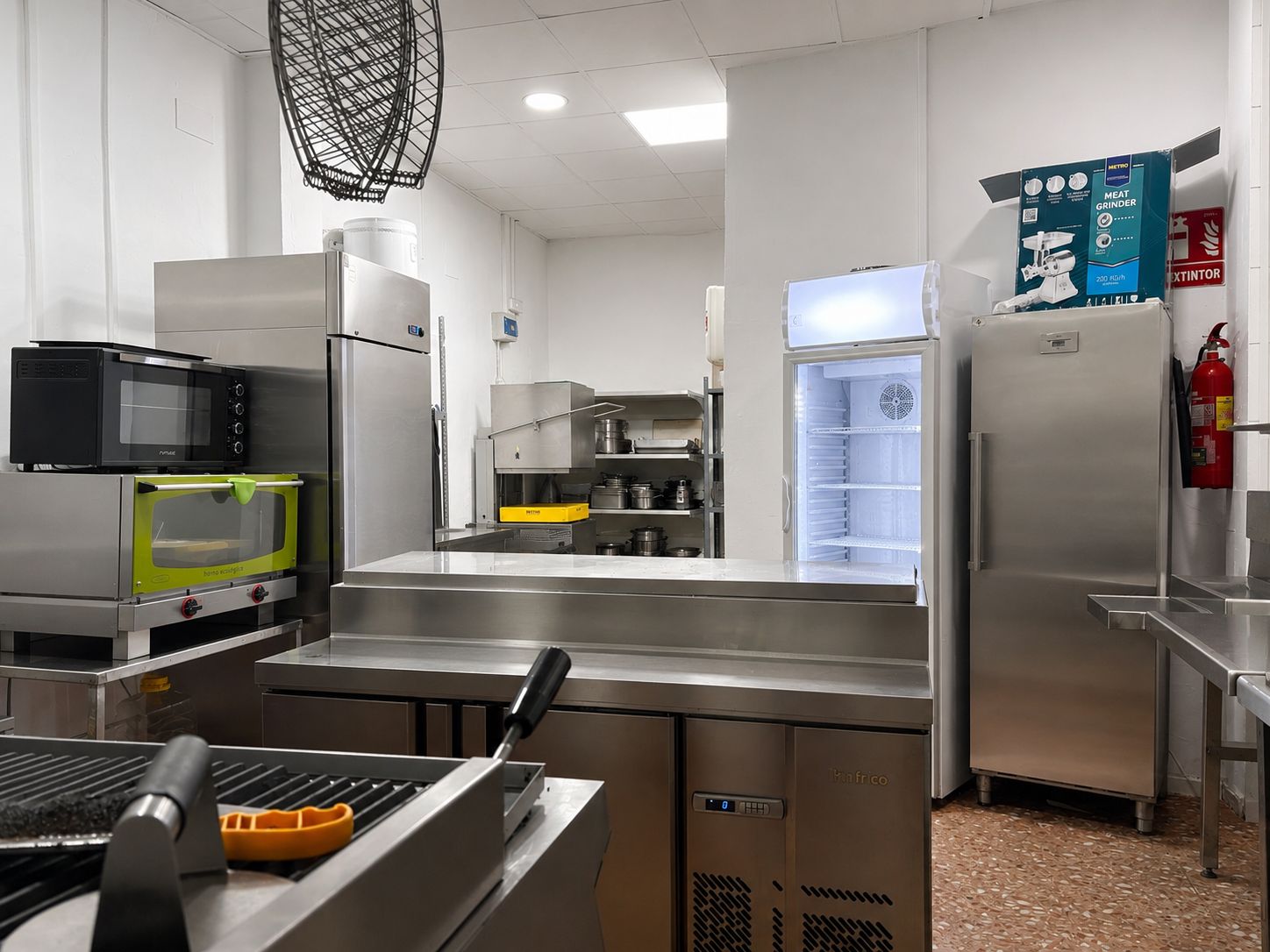 Restaurante completamente equipado con tres locales unidos y capacidad para 102 comensales entre el comedor y las terrazas exteriores