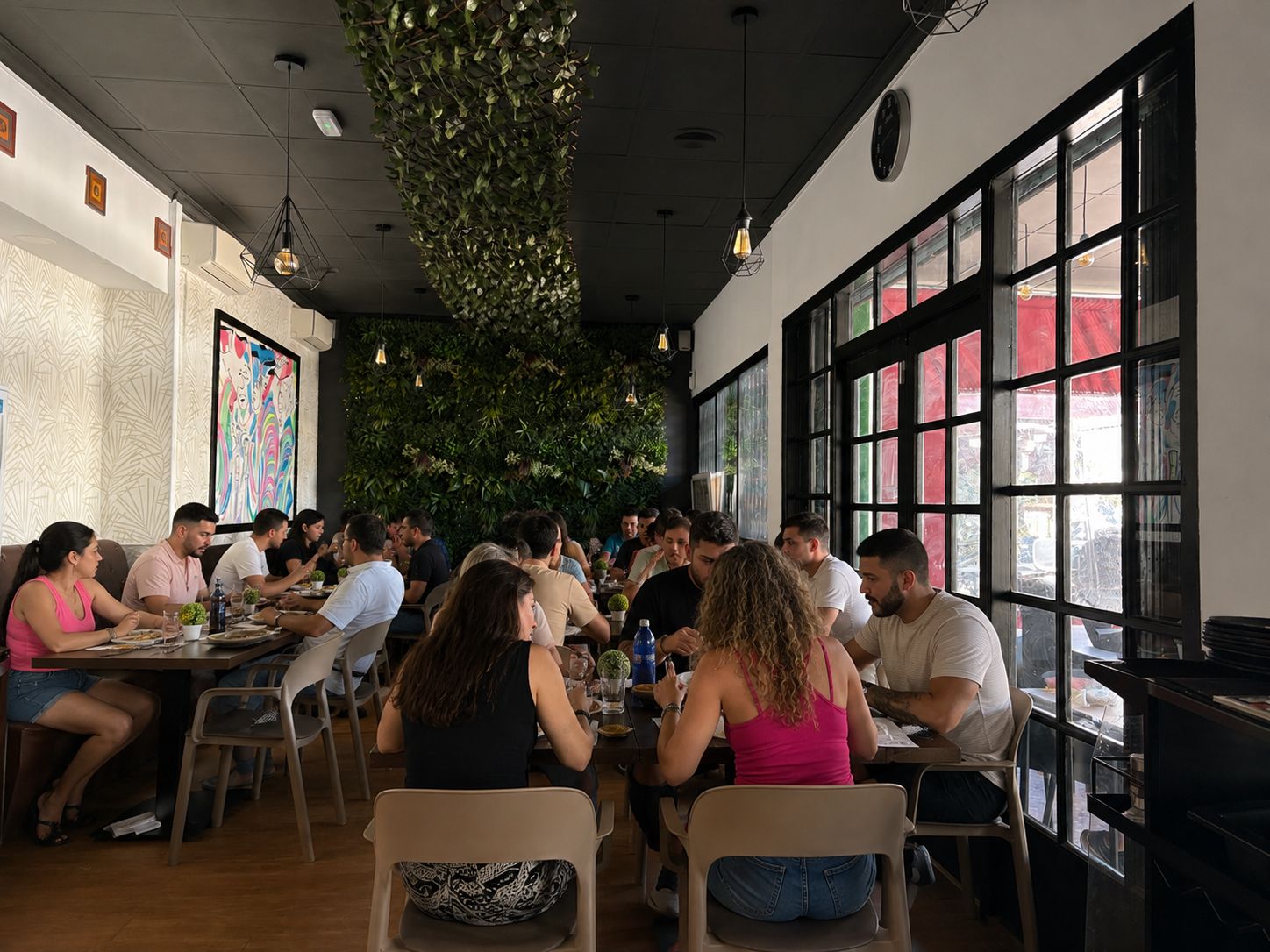 Restaurante completamente equipado con tres locales unidos y capacidad para 102 comensales entre el comedor y las terrazas exteriores