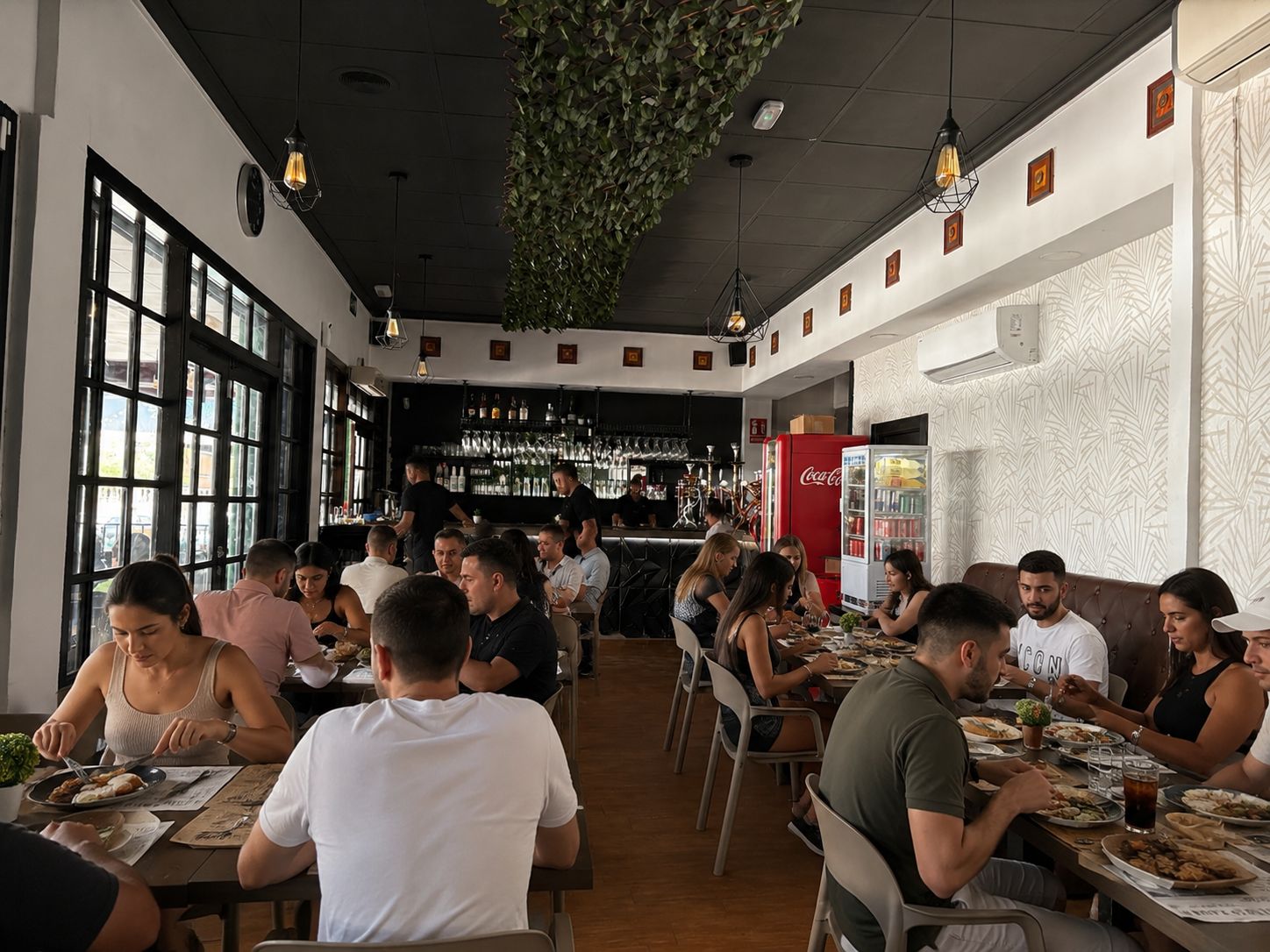 Restaurante completamente equipado con tres locales unidos y capacidad para 102 comensales entre el comedor y las terrazas exteriores