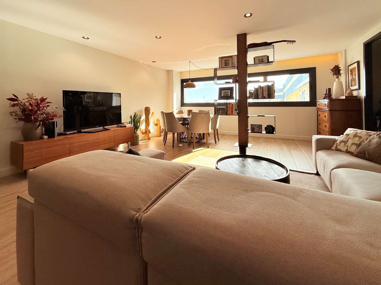 Piso De Lujo totalmente amueblado, luminoso y totalmente reformado con garaje en Maisonnave Zona Zara