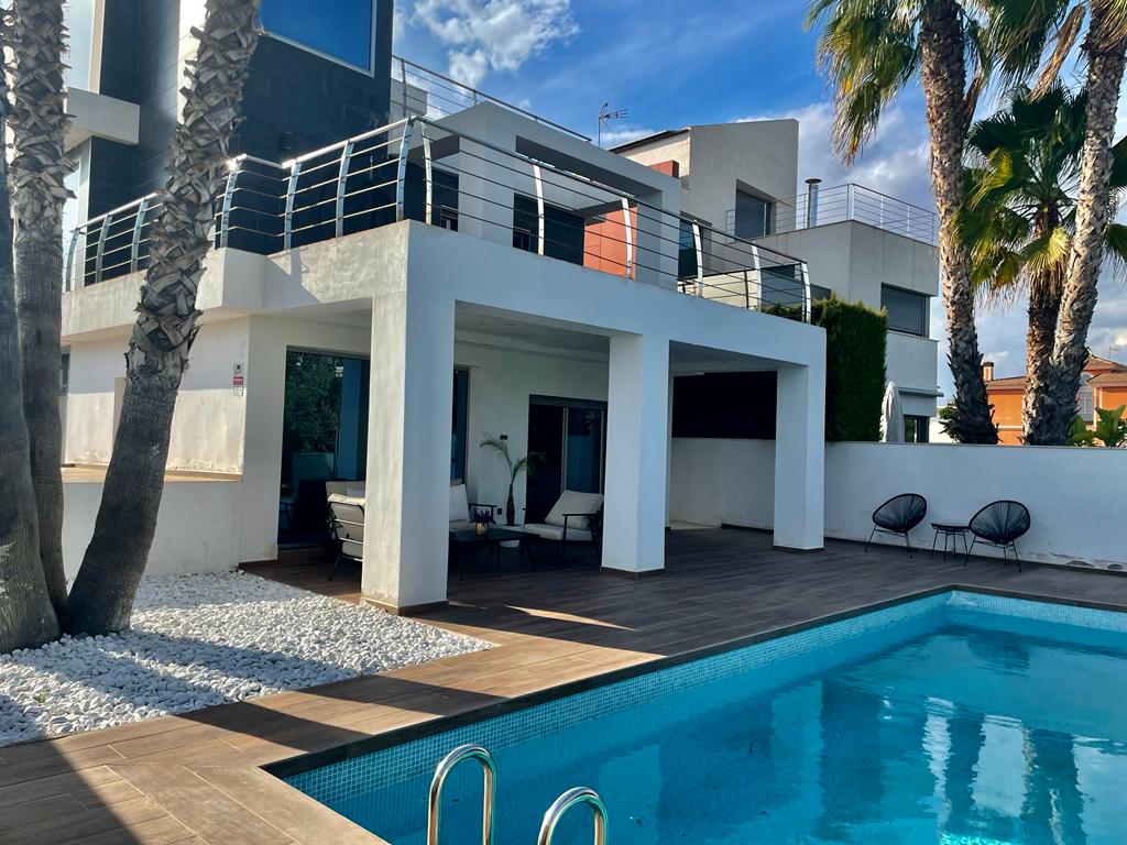 Venta Chalet de Lujo. Se acepta formula alquiler con opción a venta y permuta como parte de pago