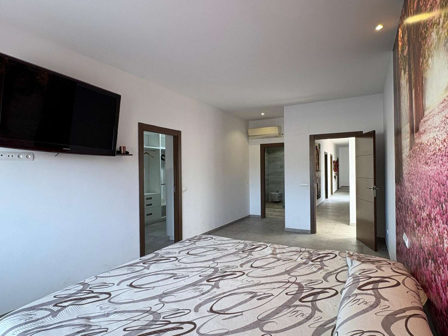 Villa exclusiva con jardines y piscina