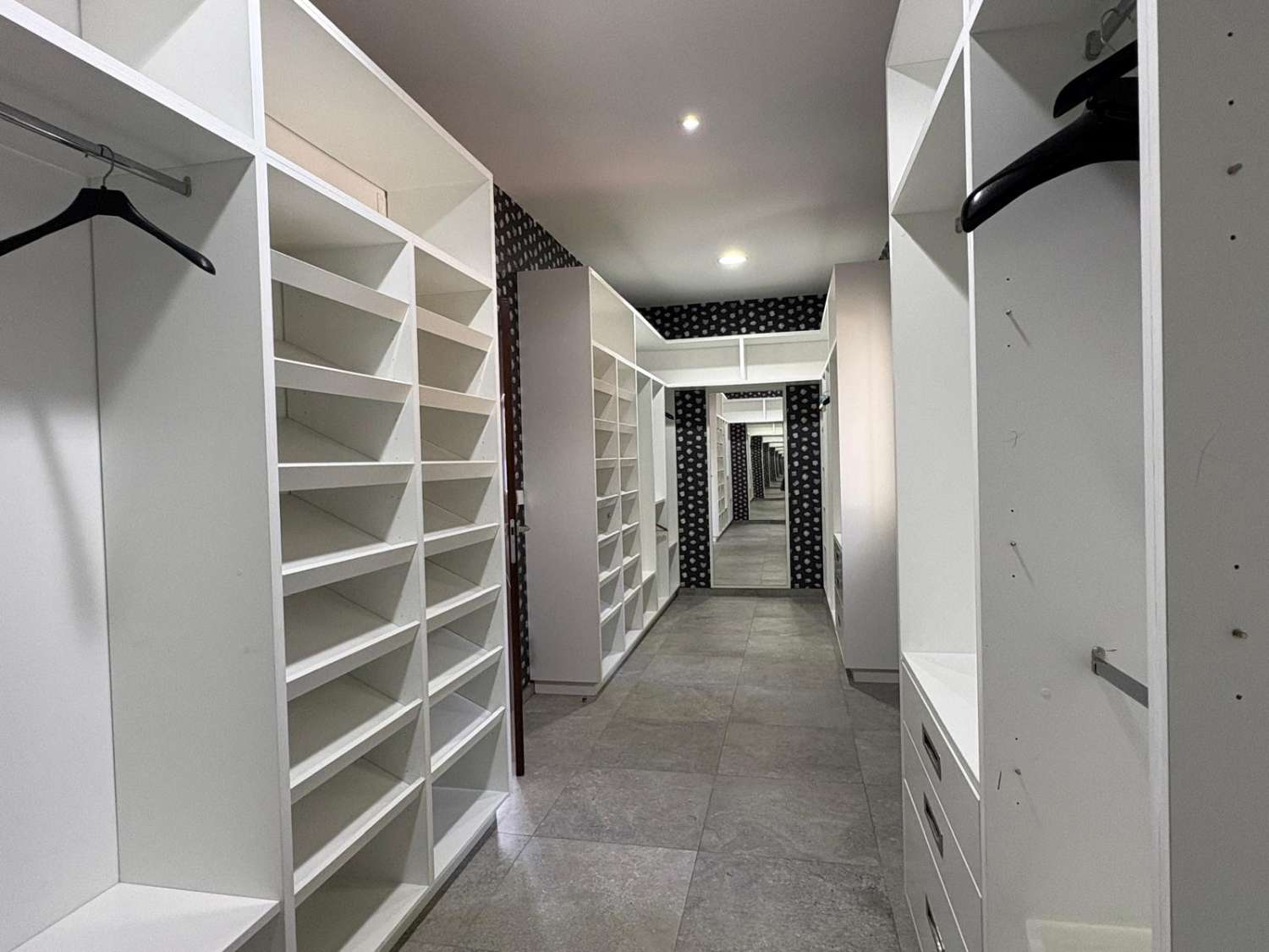 Villa exclusiva con jardines y piscina