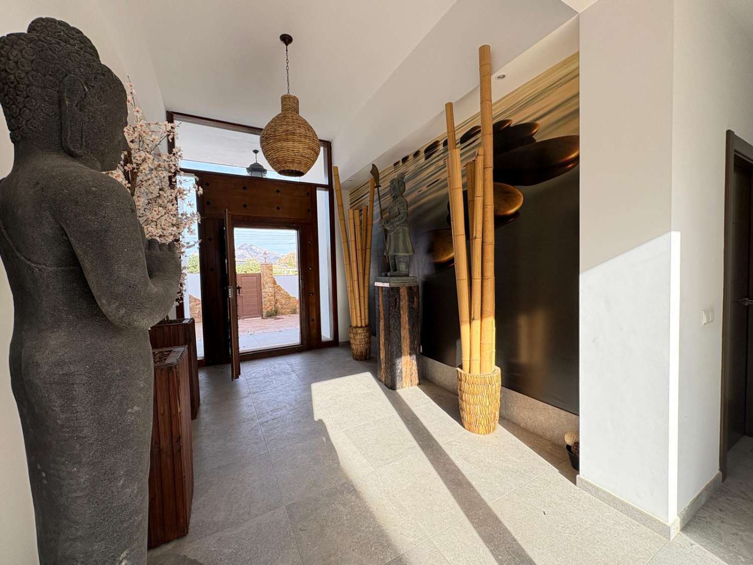 Villa exclusiva con jardines y piscina