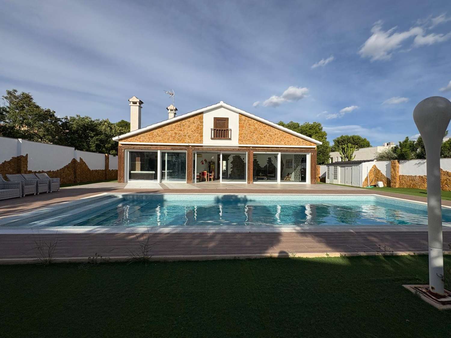 Villa exclusiva con jardines y piscina