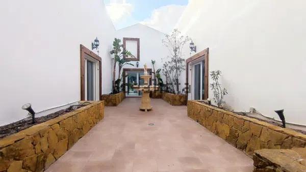 Villa exclusiva con jardines y piscina