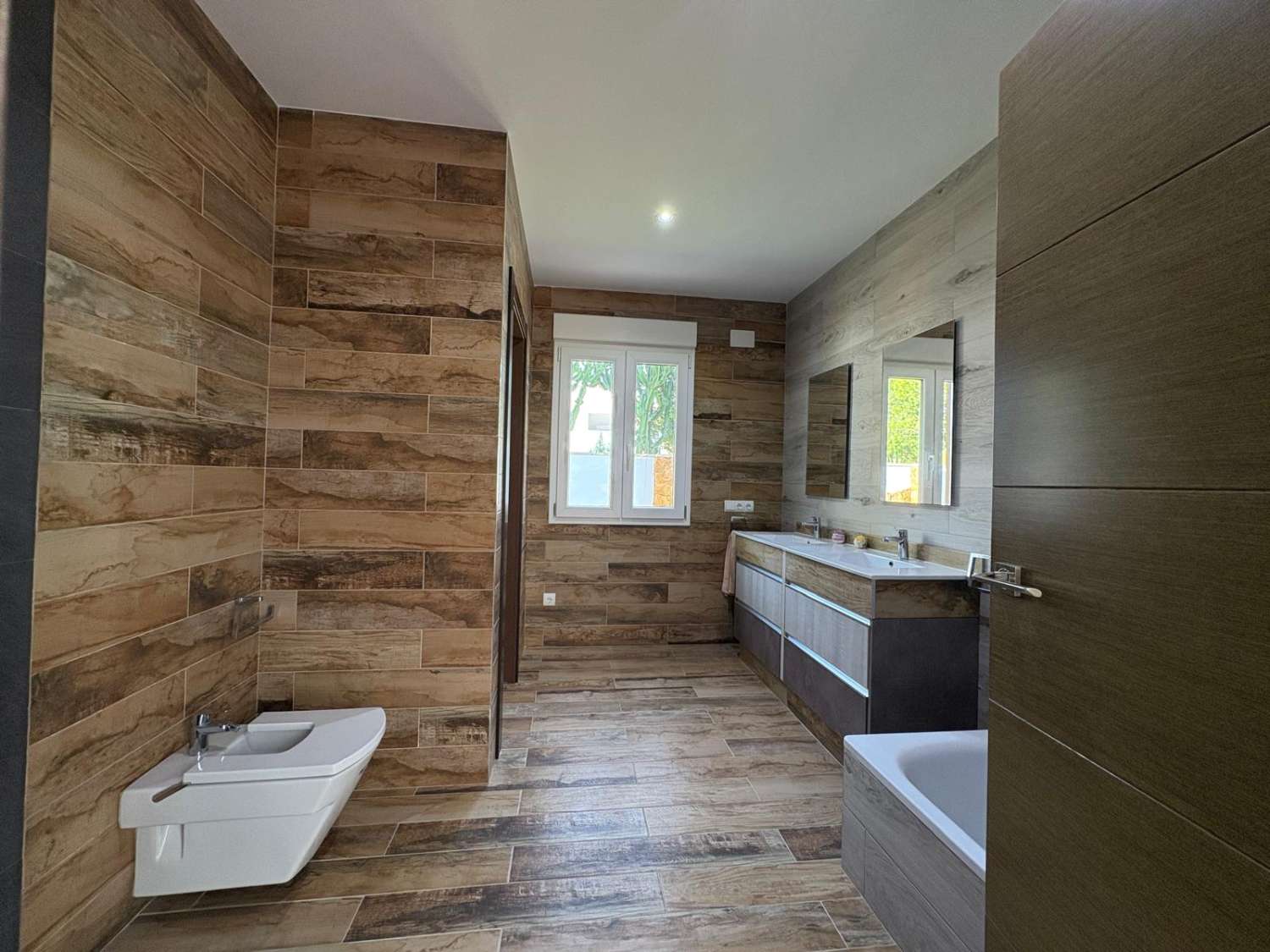 Villa exclusiva con jardines y piscina