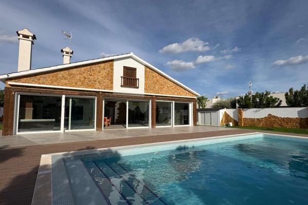 Villa exclusiva con jardines y piscina