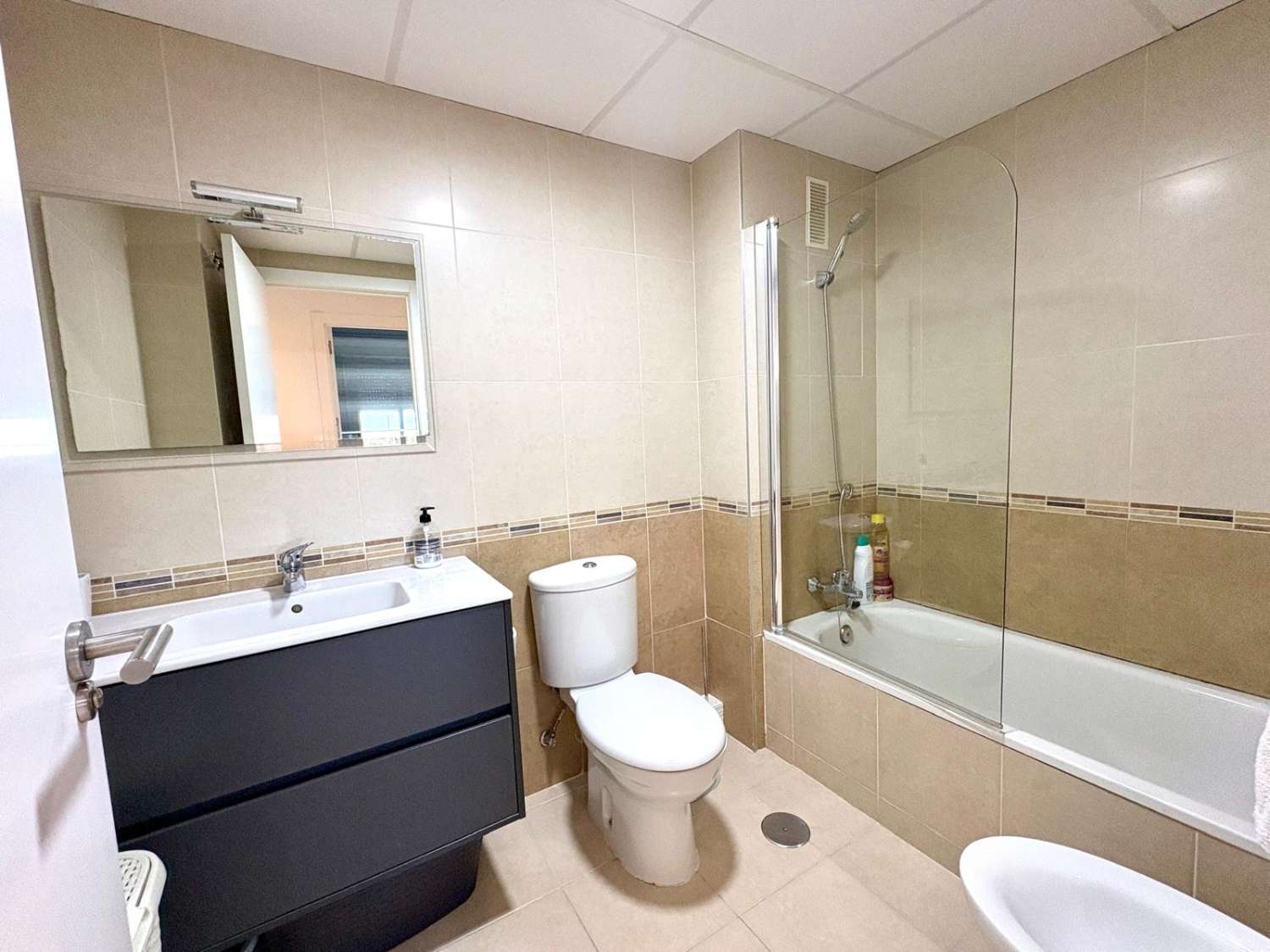 LUMINOSO PISO EN LA ZONA MÁS PRESTIGIOSA DE LA PLAYA SAN JUAN